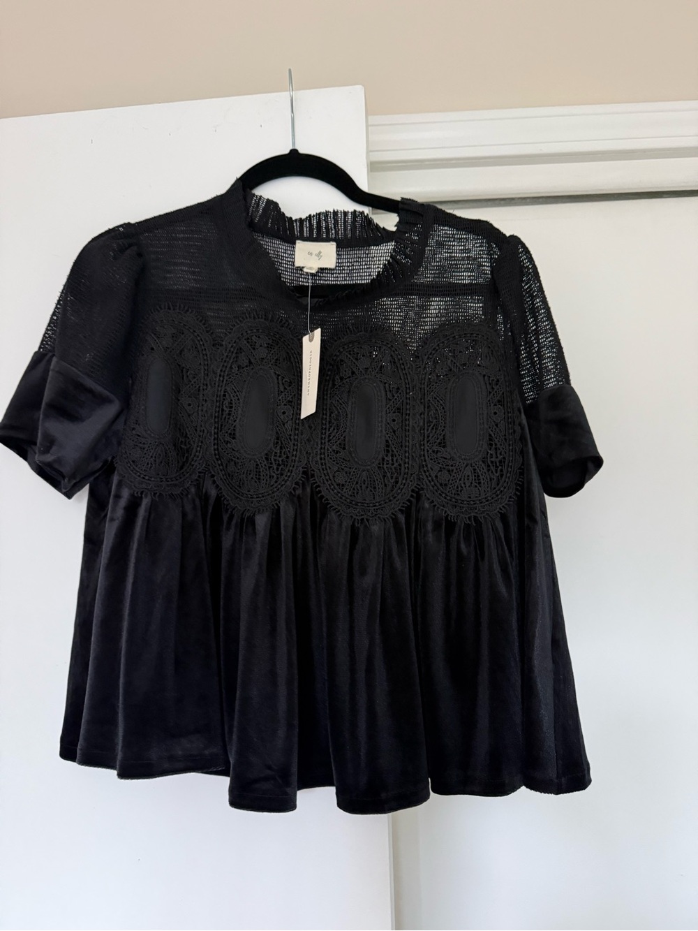 En Elly Anthroplogie Black Lace-Accent Velvet Women's Top - Picture 2 of 9